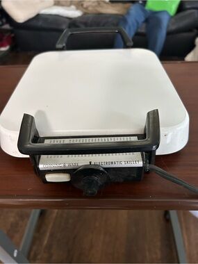 Corning Ware Electromatic Skillet - White Top, Black Base works great heats fast